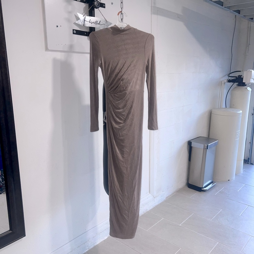 Beautiful, simple, stretchy dress tope color stunning on